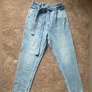 American Eagle Highest Rise Mom Jeans Lightwash - Paperbag waist size 0 short